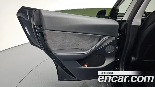 Tesla Model Y — Фото автомобиля 14