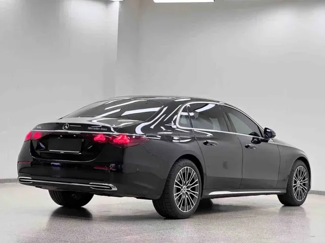 Mercedes-Benz E-Class — Фото автомобиля 4