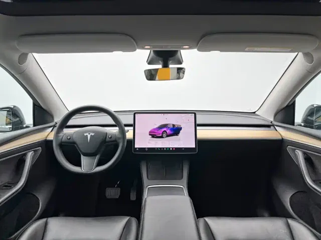 Tesla Model Y — Фото автомобиля 23