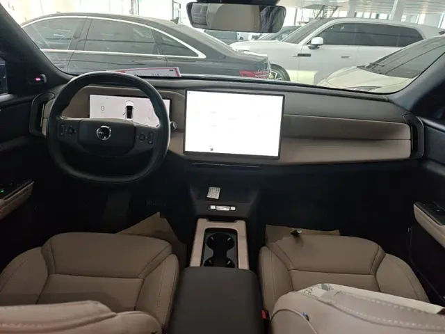 Volvo XC70 Plug-in Hybrid — Фото автомобиля 9