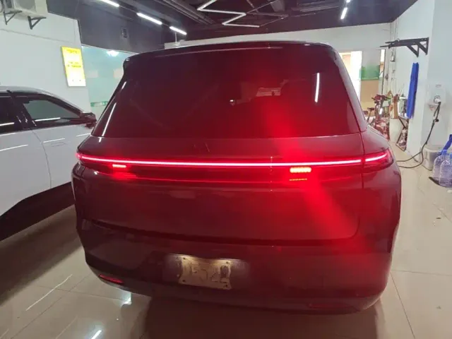 Li Auto L8 — Фото автомобиля 5