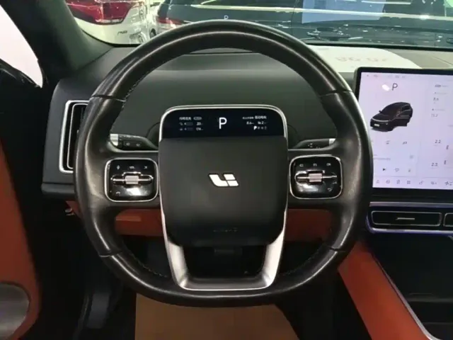 Li Auto L8 — Фото автомобиля 10