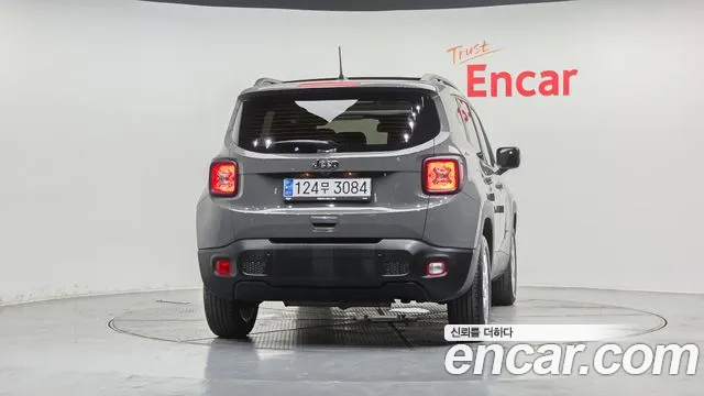 Jeep Renegade — Фото автомобиля 3