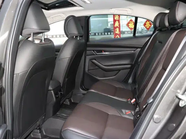 Mazda Axela — Фото автомобиля 10