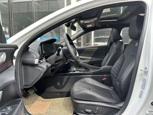 Hyundai Elantra — Фото автомобиля 8