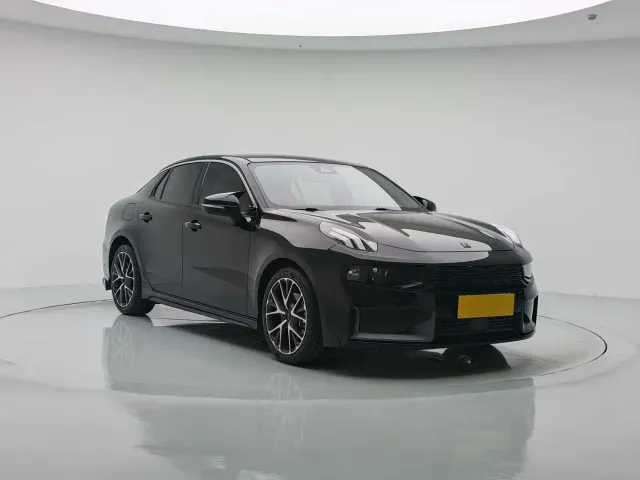 Lynk & Co 03 — Фото автомобиля 2