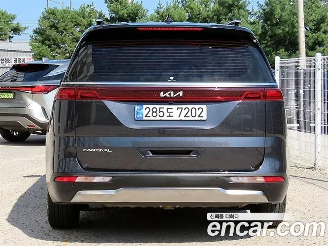Kia Carnival Generation 4 — Фото автомобиля 4