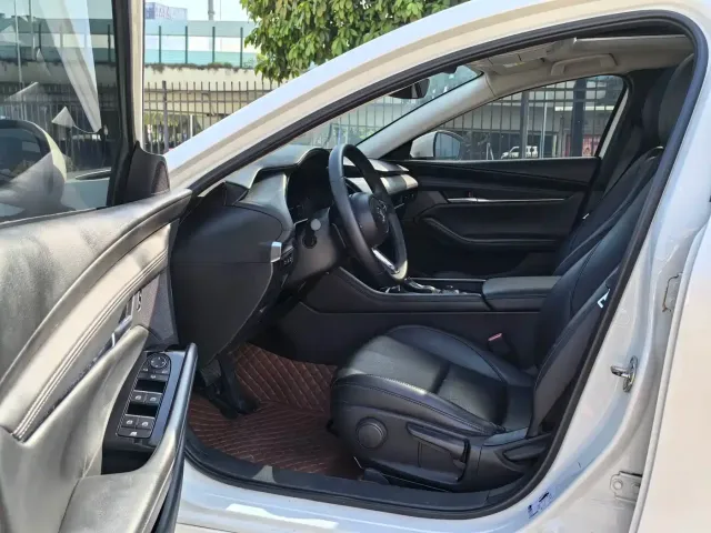 Mazda Axela — Фото автомобиля 8