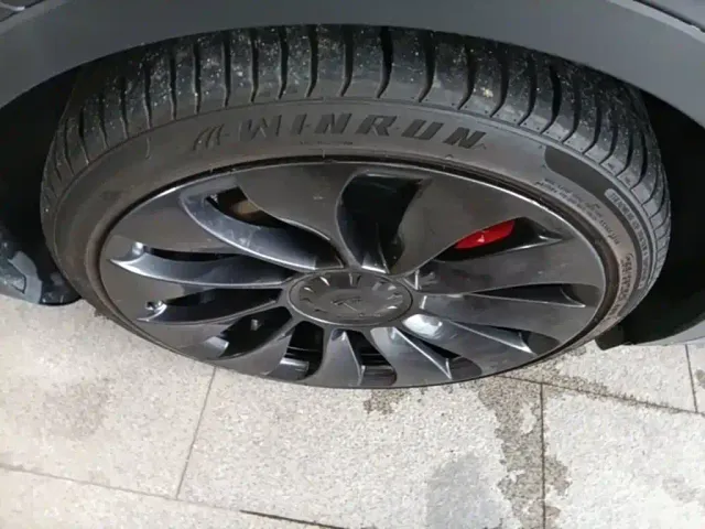Tesla Model Y — Фото автомобиля 24