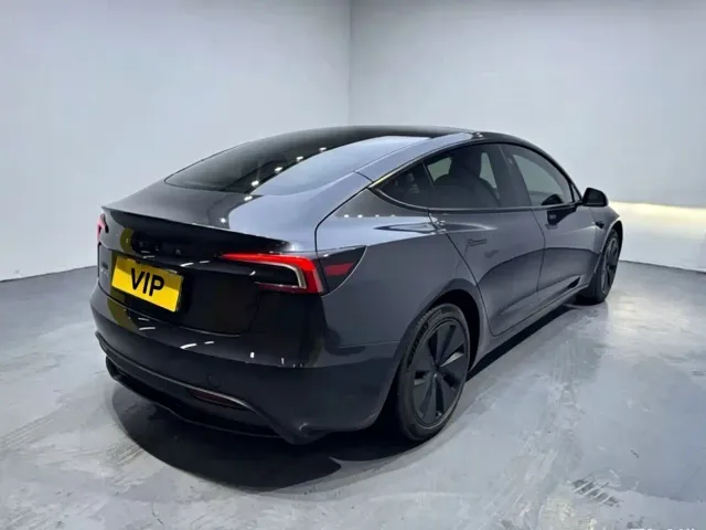 Tesla Model 3 — Фото автомобиля 6