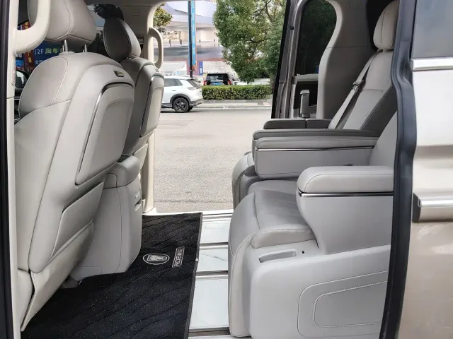 Roewe iMAX8 — Фото автомобиля 7