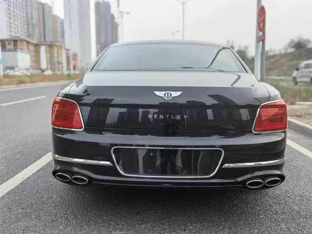 Bentley Flying Spur — Фото автомобиля 12