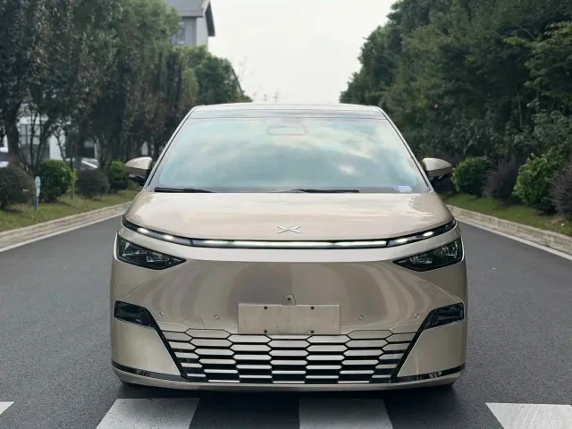 Xpeng X9 — Фото автомобиля 2
