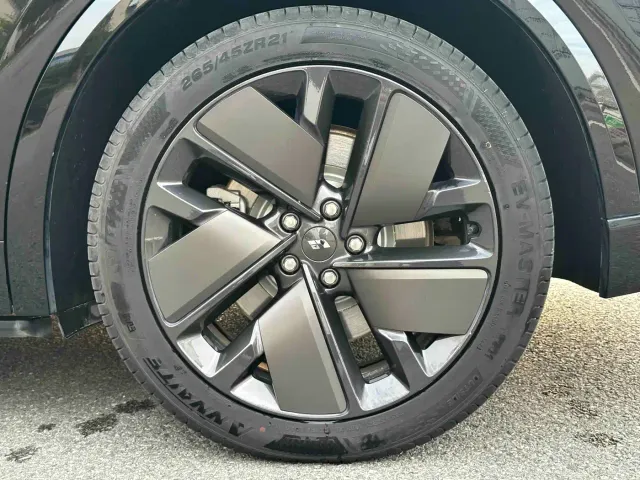 Li Auto L9 — Фото автомобиля 10