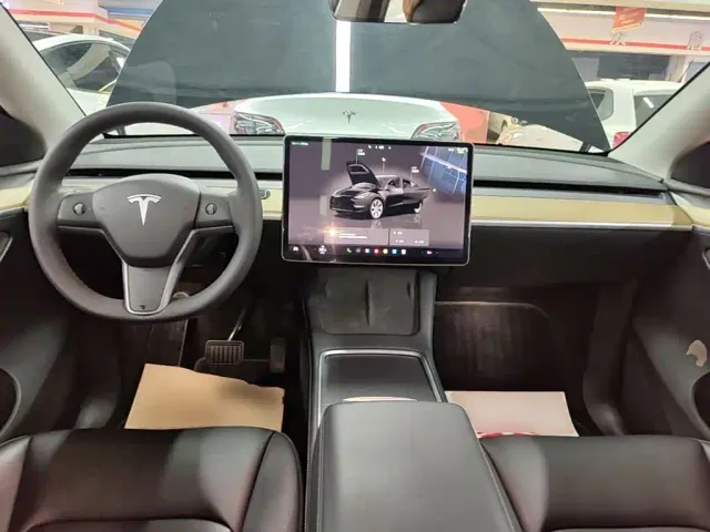 Tesla Model Y — Фото автомобиля 9