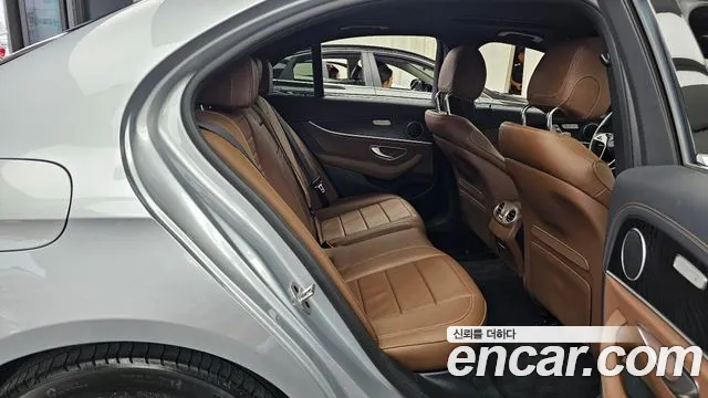 Mercedes-Benz E-Class — Фото автомобиля 11