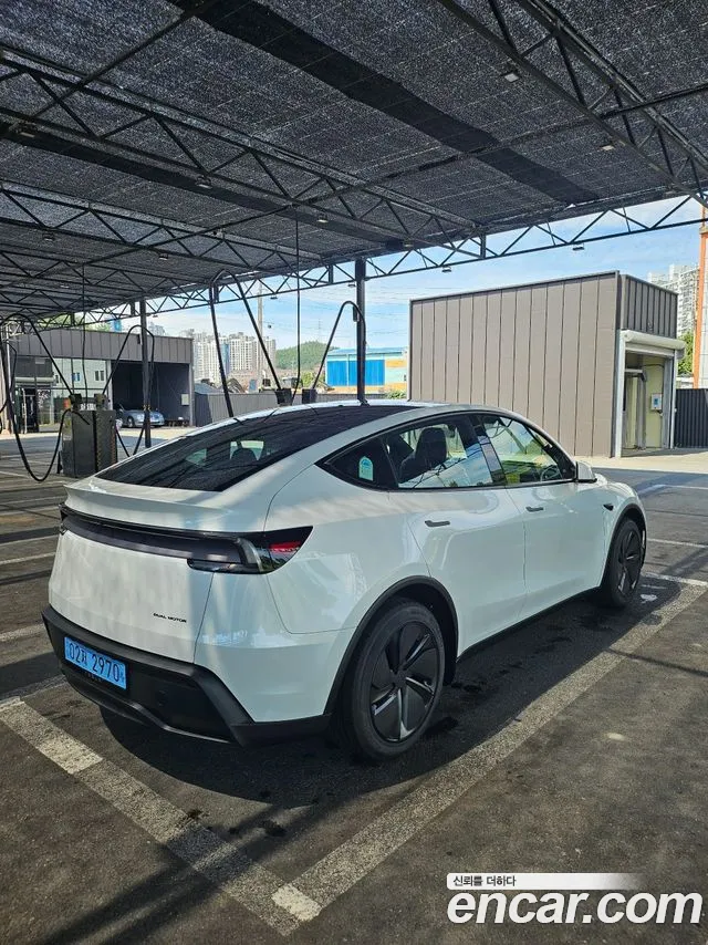 Tesla Model Y — Фото автомобиля 12
