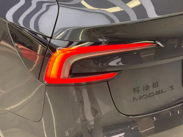 Tesla Model 3 — Фото автомобиля 10
