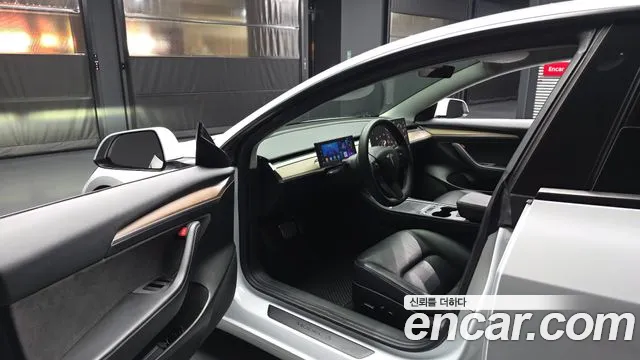 Tesla Model 3 — Фото автомобиля 10