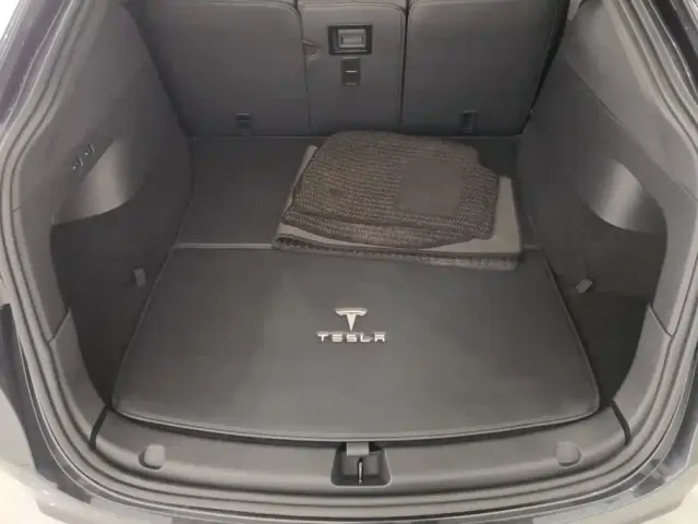 Tesla Model Y — Фото автомобиля 4