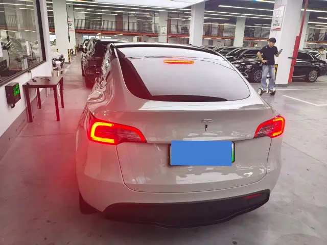 Tesla Model Y — Фото автомобиля 9
