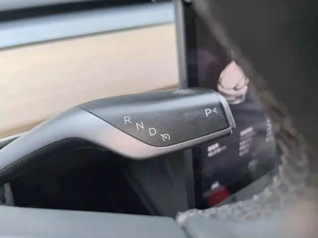 Tesla Model 3 — Фото автомобиля 15