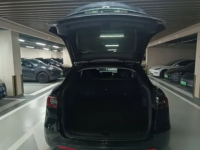 Tesla Model Y — Фото автомобиля 18