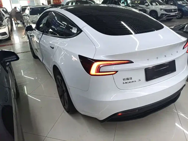 Tesla Model 3 — Фото автомобиля 4