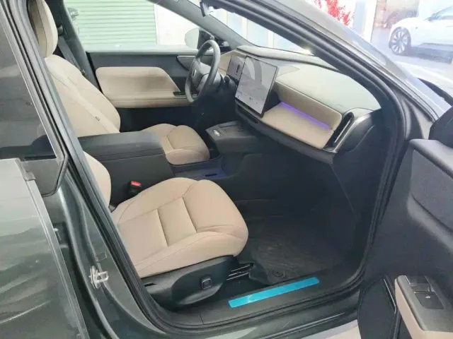 Volvo XC70 Plug-in Hybrid — Фото автомобиля 13