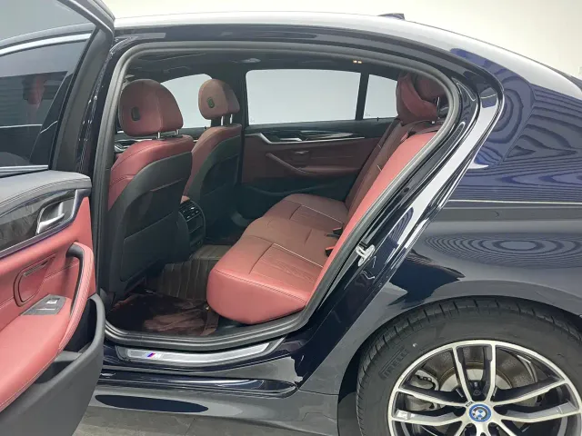 BMW 5 Series — Фото автомобиля 17