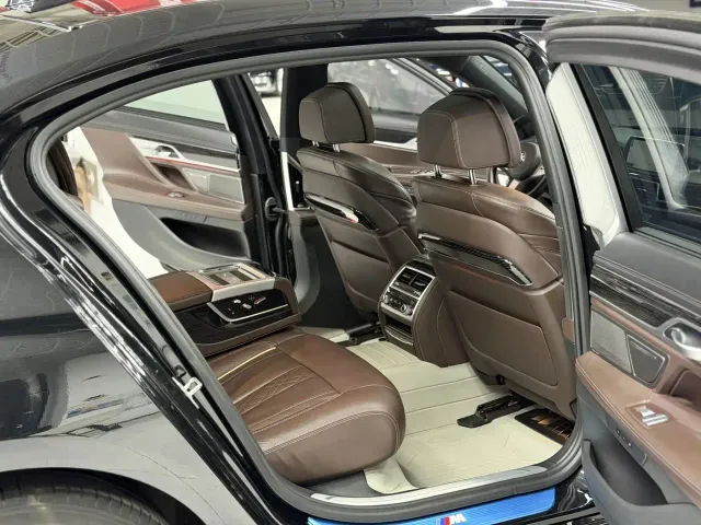 BMW 7 Series — Фото автомобиля 12