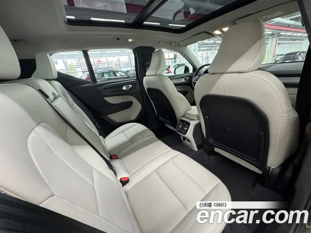 Вольво XC40 B4 Ultra Bright — Фото автомобиля 11