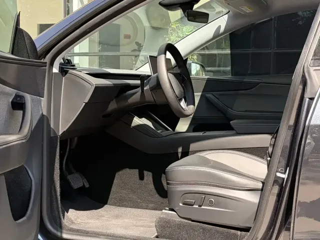 Tesla Model Y — Фото автомобиля 3