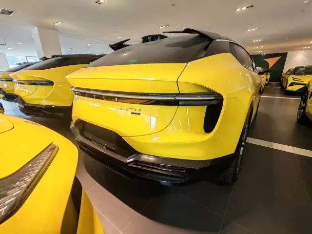 Lotus Eletre — Фото автомобиля 12