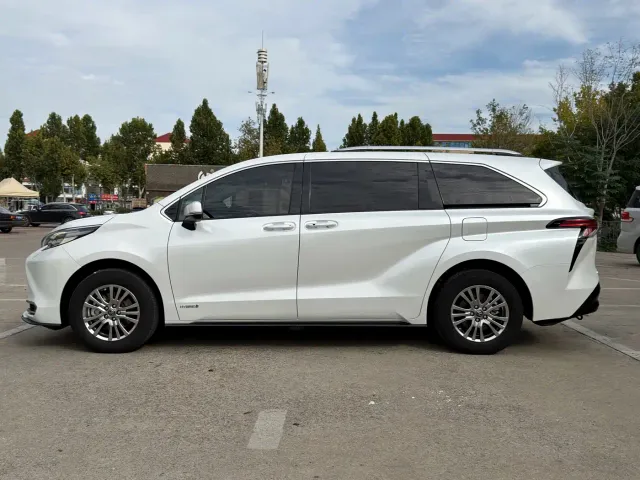 Toyota Sienna — Фото автомобиля 3