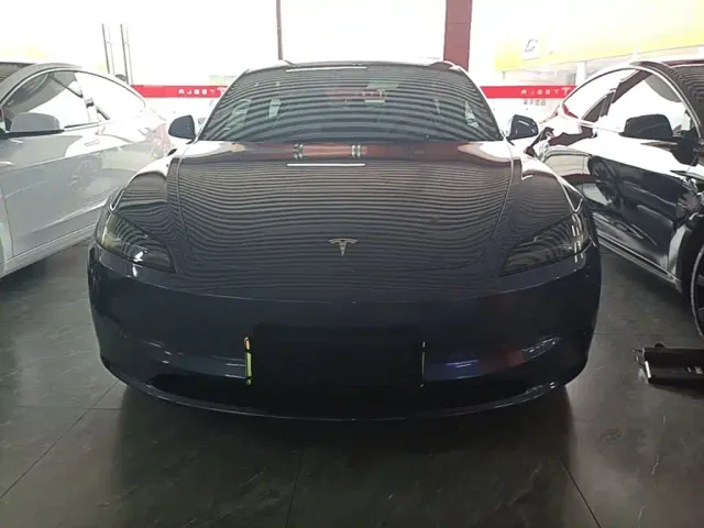 Tesla Model 3 — Фото автомобиля 2