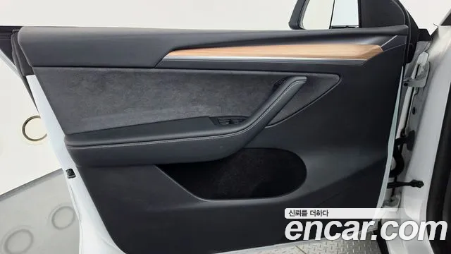 Tesla Model Y — Фото автомобиля 13