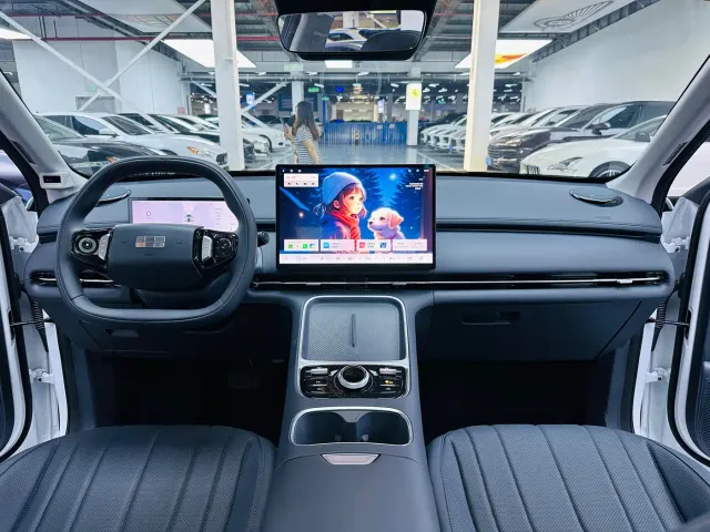Geely Galaxy Starship 7 EM-i — Фото автомобиля 6