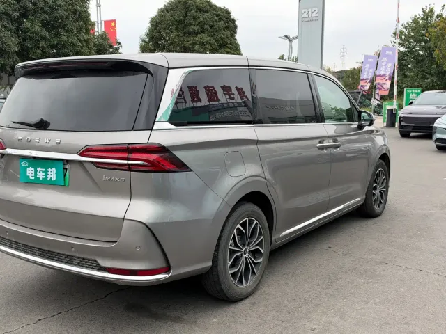 Roewe iMAX8 — Фото автомобиля 9