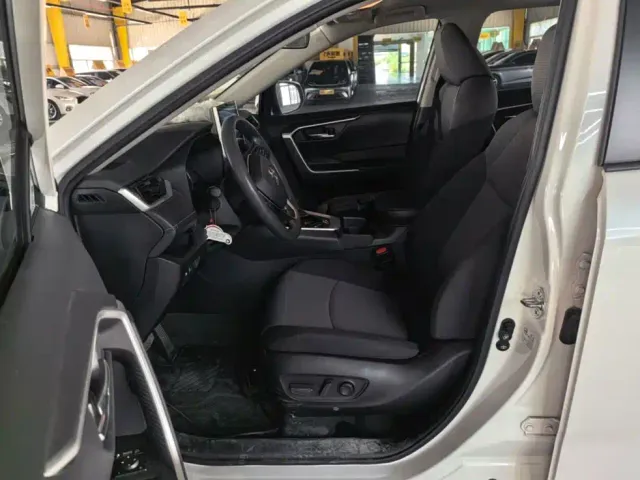 Toyota RAV4 — Фото автомобиля 14