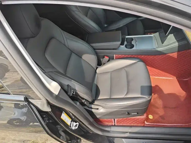 Tesla Model Y — Фото автомобиля 24