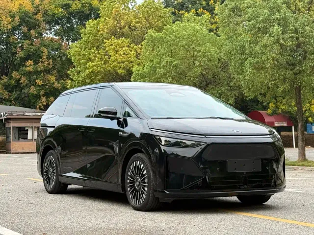 Xpeng X9 — Фото автомобиля 3