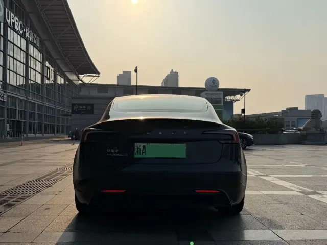 Tesla Model 3 — Фото автомобиля 5