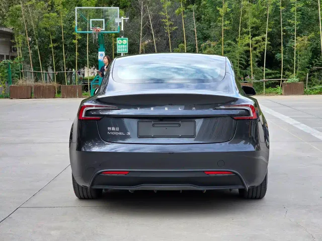 Tesla Model 3 — Фото автомобиля 3
