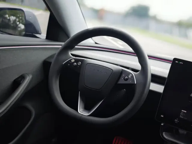 Tesla Model 3 — Фото автомобиля 10