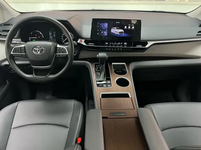 Toyota Sienna — Фото автомобиля 12