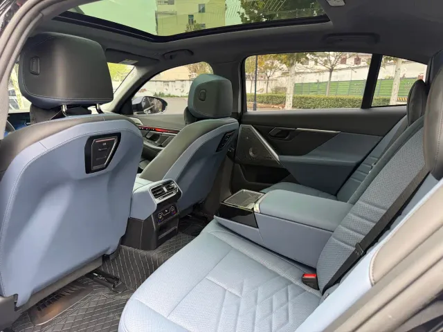 BMW 5 Series — Фото автомобиля 12