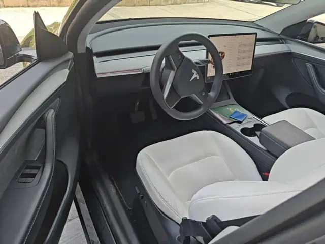 Tesla Model Y 2024 Rear-Wheel Drive Version — Фото автомобиля 15