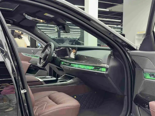 BMW i7 — Фото автомобиля 10