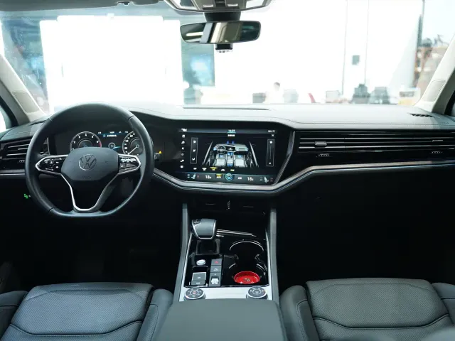 Volkswagen Touareg — Фото автомобиля 6